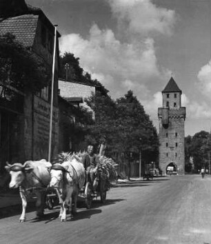 Miltenberg. Straße mit Ochsenfuhrwerk. Blick zum Spitzen Turm (1386/1400)