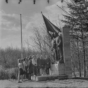 Kinder vor Denkmal im Pionierpark, 1970er Jahre. SW-Foto © Kurt Schwarz.