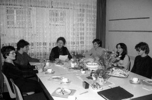 Besuch ehemaliger Hauswirtschaftsschülerinnen der Vorsitzenden des Ortsverbands Karlsruhe im Deutschen Hausfrauen-Bund Margret Michel