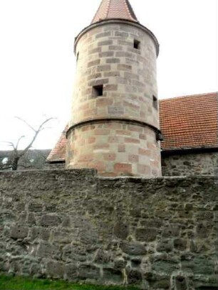 Stadtbefestigung-Stadtmauer im Süden von der Feldseite mit Rundturm