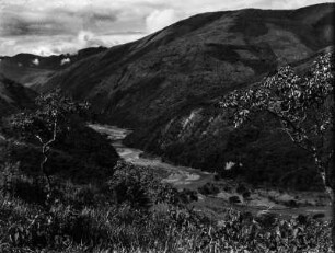 Trockenwald am Rio de La Paz : Berglandschaft mit Vegetation und Fluss in einem Tal