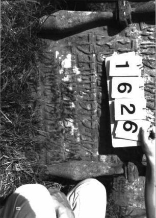 Grabstein 1626 (Index: 100097816) Maße HxBxT: 126x70x19 cm Symbolik: Krone, Kranz, Levitenkanne: Grabstein 1626 (Detailaufnahme)