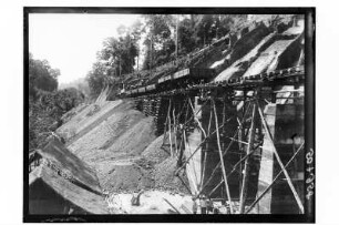 Provisorische Brücke mit Bauzug : Thailand. Bauzug auf provisorischer Brücke, wohl beim Entladen von Aushub, 1908/1913