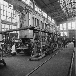 TuR 2. Buch Trafo-Montage (Großtrafos) : Dresden-Übigau, Overbeckstraße 48. VEB Transformatoren- und Röntgenwerk Dresden. Transformatorenwerk. Aufsetzen des Kesseloberteiles über den Aktivteil
