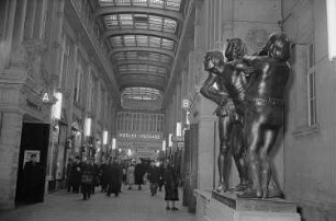 Blick in die Mädler-Passage, Ausstellungsbereich für Porzellan, Steingut und Tonwaren. Im Vordergrund eine Skulpturengruppe