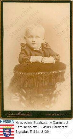 Carrière, Ludwig (* 1884) / Porträt als Kleinkind, hinter Hocker stehend, Ganzfigur