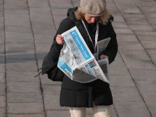 Venedig 2005 - Zeitungsleserin : Frau liest Zeitung. Aufgenommen in Venedig im Februar 2005