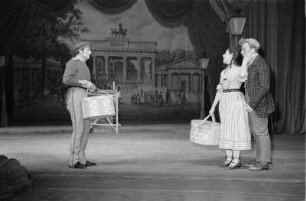 Szenenbilder aus " Ein Polterabend" von W. Bernhardy mit U. Thein als Schusterjunge, Deutsches Theater 30.12.1952