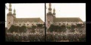 Soldaten und russische Kriegsgefangene an der Kirche von Lowicz