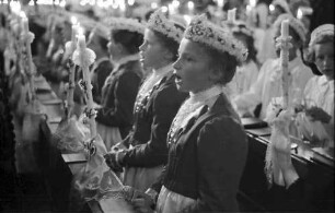 St. Märgen: Erstkommunikanten (Mädchen) in den Bänken
