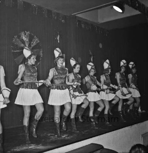 Karneval: Hotel Oldesloer Hof, Saal: Prunksitzung: Veranstalter Oldesloer Männerchor von 1844, Oldesloer Singakademie von 1946: Bühne: Auftritt der Mädchengarde mit Säbeltanz