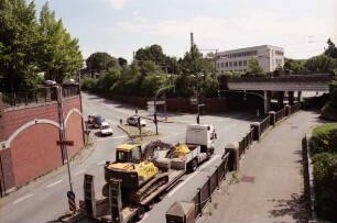 Woldenhornstieg Kreuzung Woldenhorn, dahinter Eisenbahnbrücke