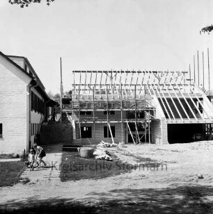 Haus Lichtensee: Propstei Stormarn: evangelisches Zentrum mit Altersheim und Jugendheim: rechts hinten Erweiterungsbau im Rohbau: links zwei Kinder