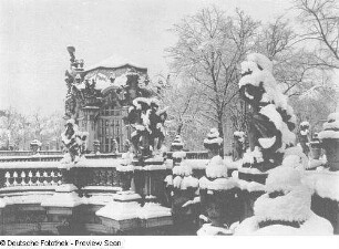 Dresden-Altstadt. Zwinger (1709-1728; M. D. Pöppelmann, B. Permoser). Nymphenbad. Blick von der Terrasse
