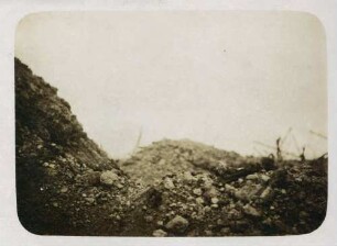 Foto von Artillerietreffern in einem feindlichen Graben