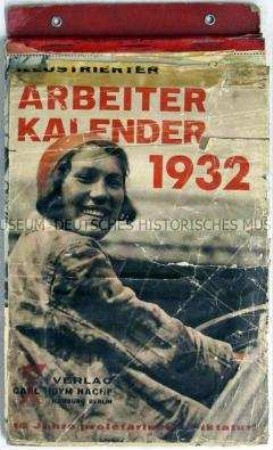 Fragment eines kommunistischen Wandkalenders mit zahlreichen Bildern und historischen Beiträgen für das Jahr 1932