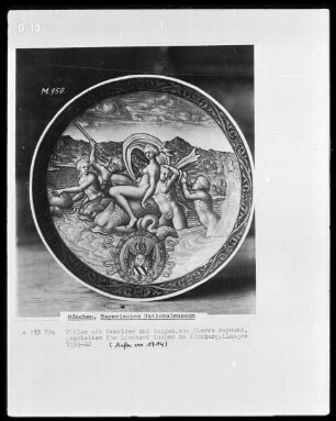 Teller mit Nereiden und Wappen