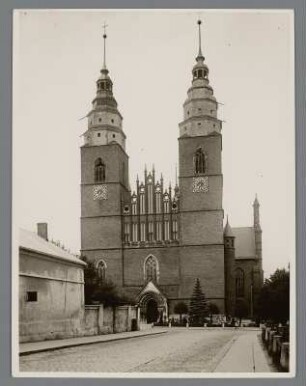 Oberschlesien. Leobschütz. Ansicht der im 13. Jh. errichteten und mehrfach umgebauten römisch.katholischen Pfarrkirche Mariä Geburt