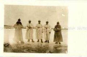 Soldaten auf dem zugefrorenen Wyganowskoje-See