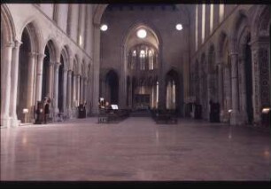 Neapel, S. Lorenzo Maggiore : Blick durch Langhaus zum Chor