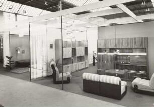 Ausstellungskoje mit Wohnzimmermöbeln. Ansicht mit Anbauwand "Roma" und Anbauwand "Beryl" (1978; VEB Möbel- und Innenausbau Apolda)