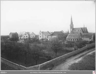 Kirche Herz Jesu und links Frauenheim "Elisabethenhof" in Eckenheim
