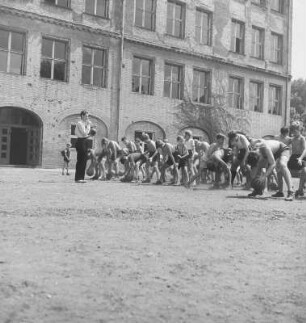 Berlin-Wilmersdorf. 3. Schule. Schulklasse beim Sportunterricht auf dem Schulhof