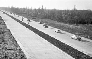 Neuenburg: Eröffnung der Strecke Neuenburg - Märkt; Abfahrt der Wagenkolonne auf der Autobahn