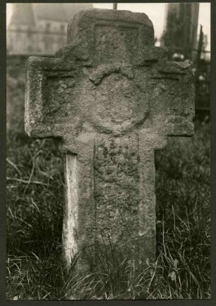 Friedhof. Grabkreuz mit Kranz