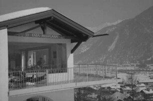 Mittenwald: Balkonzimmer eines Hauses am Hang