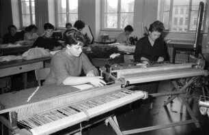 Unterricht in der Frauenfachschule mit Frauenarbeitsschule Karlsruhe.