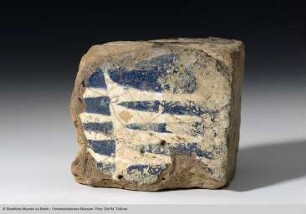 Fragment eines glasierten Ziegels mit Inschrift und Versatzmarke