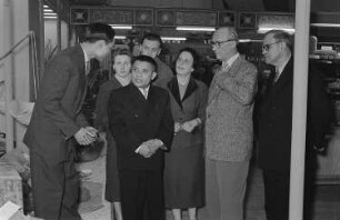 Johannes Dieckmann mit Vertretern der vietnamesischen Messedelegation - Messerundgang