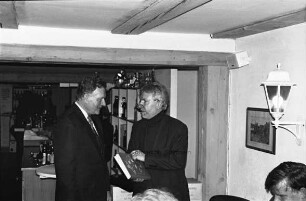 Präsentation des Buches "Das Kolberger Land" im Weinhaus Ernst Dreger am Mühlenplatz 2 in Bad Oldesloe am 28. Februar 2000: Heimatkreisausschussvorsitzender Ulrich Treptow zusammen mit Landrat Klaus Plöger
