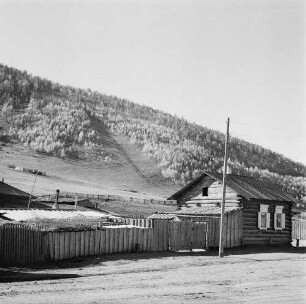 Sibirien. Blockhütte, wohl nahe dem Baikalsee