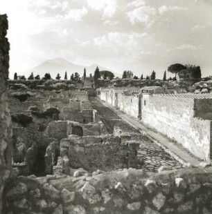 Pompeji. Blick vom Haus mit dem großen Mosaikbrunnen über die Via di Mercurio nach Norden gegen den Vesuv