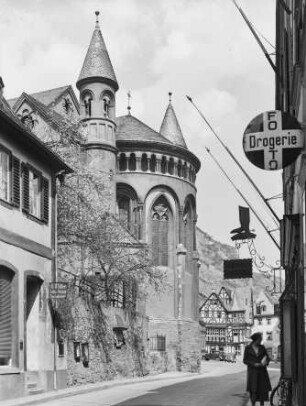 Blick in die Oberstraße in Bacharach mit der Apsis von St. Peter und dem ersten Bacharacher Ladengeschäft von Joseph Knippenberg auf der rechten Seite