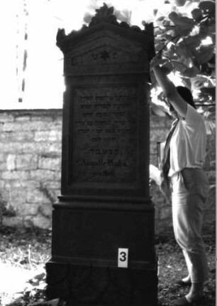 Grabstein 3 (Index: 100081795) Material: Sandstein Zustand: gut Maße HxBxT: 180x51x27 cm Beschreibung: Stele, Doppelsockel, rustica, Eck-u. Mittelakroter, Schriftfeld eingetieft, rechteckig Symbolik: Sternchen, Ranken auf Abschluß: Grabstein 3