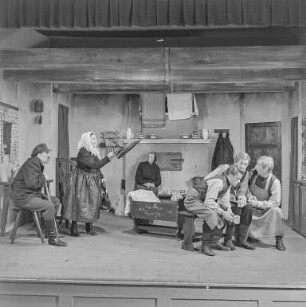 Sorbisches Volkstheater: Szenenfoto "Die drei Eismänner" : Lohsa. Aufführung des Theaterstückes "Die drei Eismänner" mit Schauspielern des Deutsch-Sorbischen Volkstheaters Bautzen