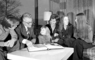 Säckingen: Wohnung; Wirtschaftsminister Eberle mit Familie; am Tisch (mit Fotoalbum)