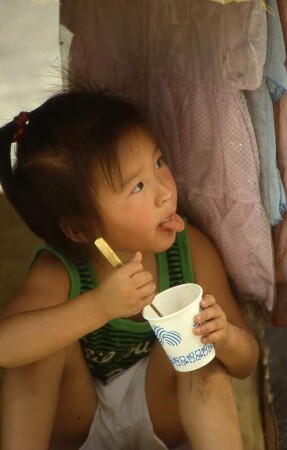 Eis essendes Kind in Seoul, Süd-Korea, ca. 1986
