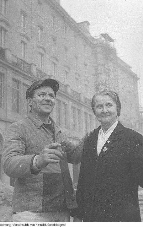 Dresden. Lydia Hoyer, Aufbauhelferin, von der sozialistischen Presse hochstilisiert wegen ihrer vielen freiwilligen, unbezahlten Aufbaustunden, 1955/57