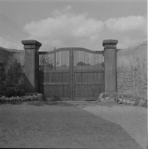 Ehemaliges Kammergut, Tor, Straßenansicht : Dresden-Pillnitz, Dampfschiffstraße 2. Ehem. Kammergut. Großer Pferdestall (1872)