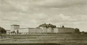 Dresden. Speicherviertel oberhalb der Marienbrücke und Landesfinanzamt (links). Blick über die Elba