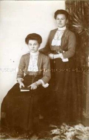 Porträt von zwei jungen Frau (Konfirmation?)