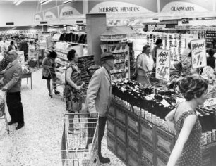 Kunden stehen vor den Regalen des Pro-Supermarktes in Pinneberg