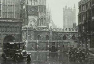 London. Westminster Abbey, Westportal, mit Durchblick zum Victoriatower des Parlamentsgebäudes. Im Vordergrund Automobile