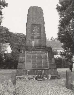 Denkmal für die Gefallenen des Deutsch-Französischen Krieges mit Gedenktafel für die Gefallenen des 1. Weltkrieges : Denkmal für die Gefallenen des Deutsch-Französischen Krieges mit Gedenktafel für die Gefallenen des 1. Weltkrieges. Stein. Boxberg/O.L.-Uhyst, Mittelstraße