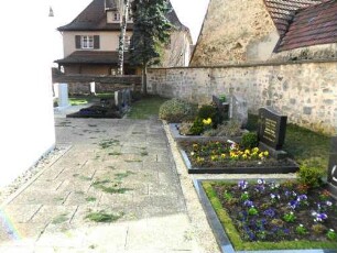 Kirchhof im Westen mit Kirchhofmauer (Wehrgang mit Steinbrüstung und Schießscharten im 18 Jh abgetragen) im Verlauf