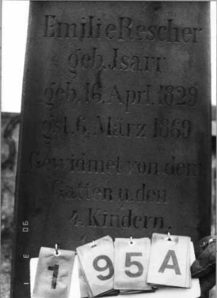 Grabstein 195 (Index: 100114686) Material: ? Zustand: sehr gut Maße HxBxT: 164x43x12 cm Beschreibung: Obelisk auf Sockel: Grabstein 195A
